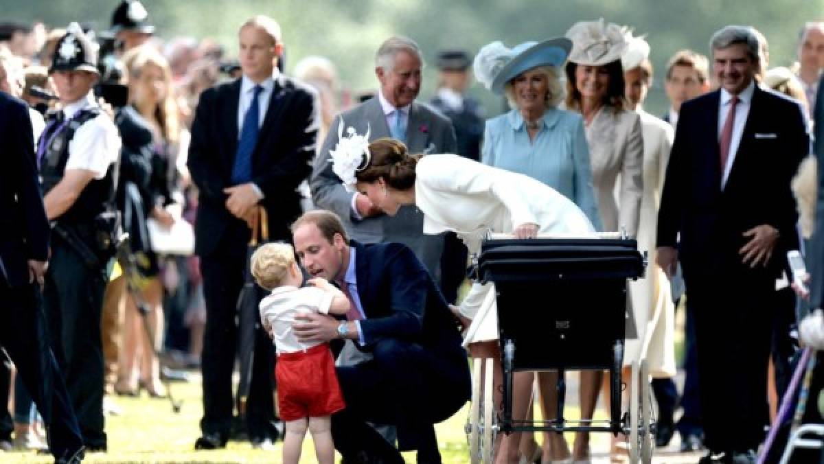 Bautizan a la princesa Carlota de la familia real británica