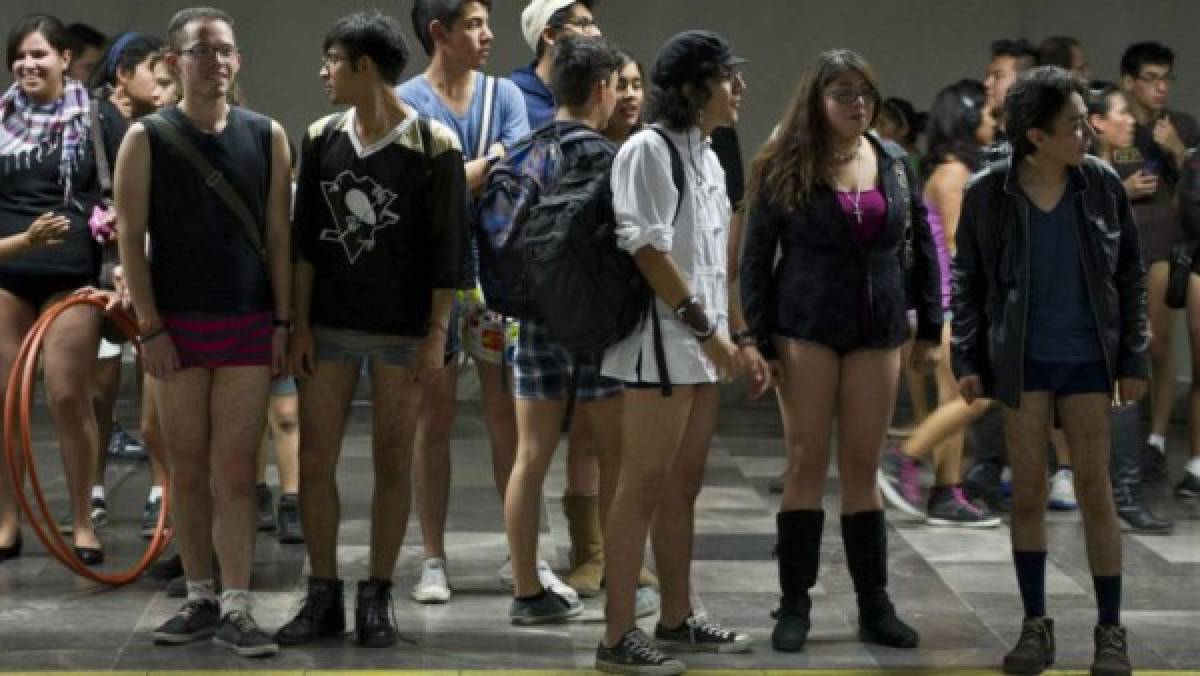 Mexicanos se pasean en ropa interior por el metro para lograr un nuevo récord