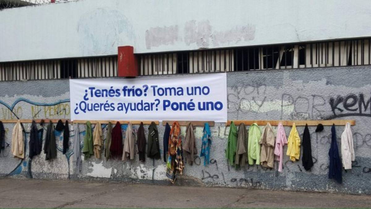 ¡Enorme gesto! Donan abrigos a indigentes en Tegucigalpa