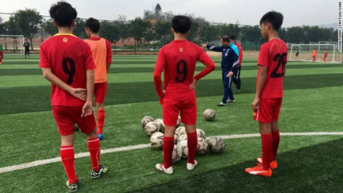 China quiere casi doblar el número de escuelas de fútbol este año  