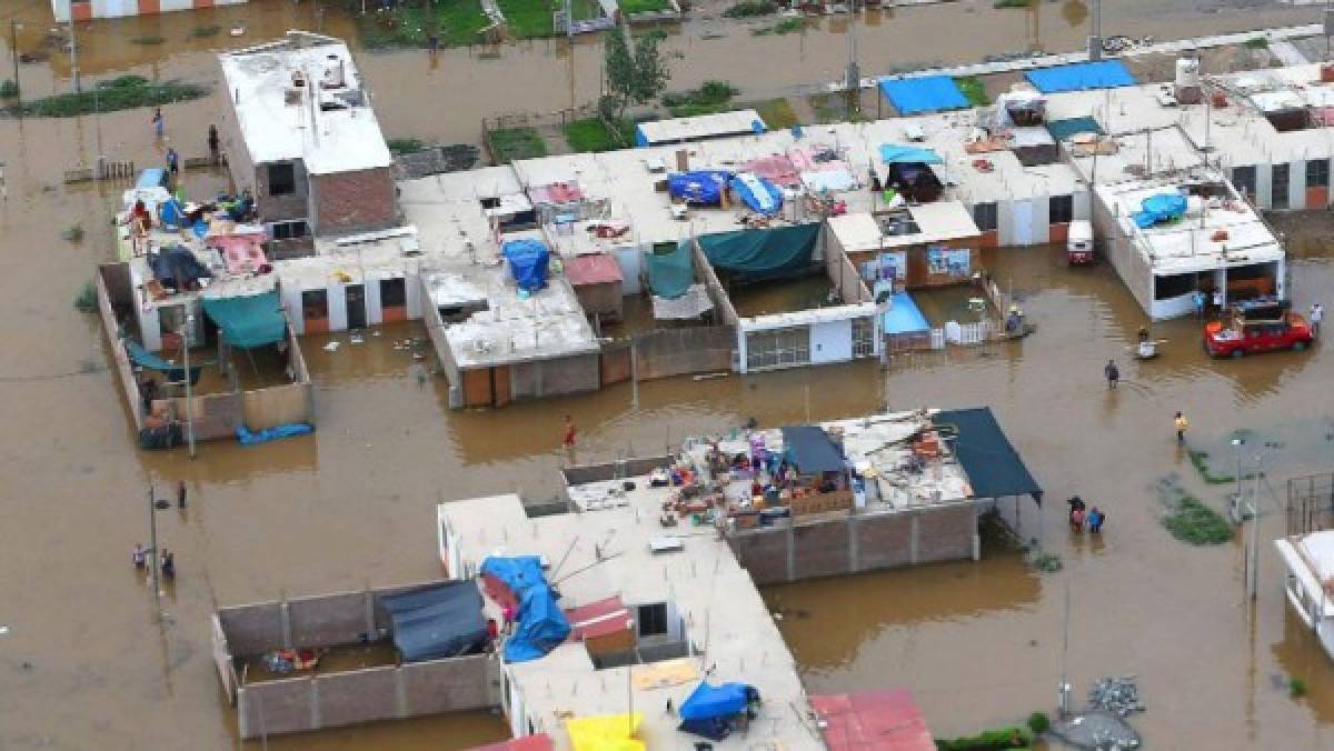 Perú: 25 muertos, 243 mil afectados y un cementerio inundado por lluvias   