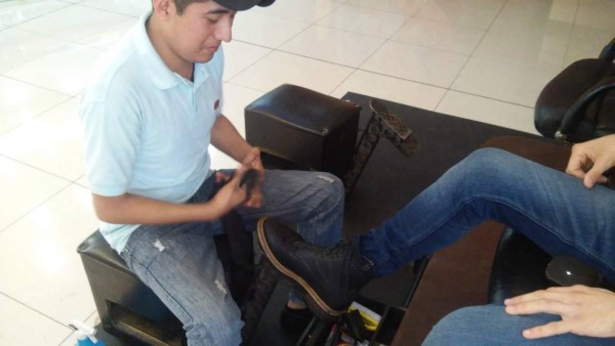 El universitario lustrabotas que trabaja duro para cumplir su sueño emprendedor