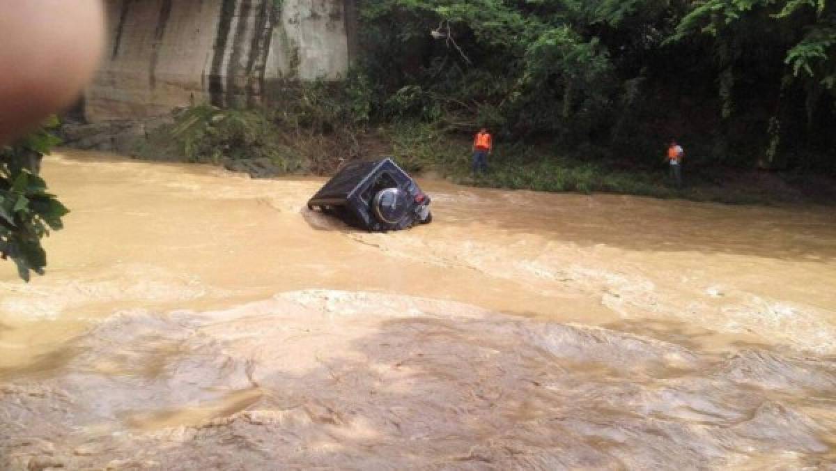 Honduras: Camioneta es arrastrada por aguas del río Chamelecón