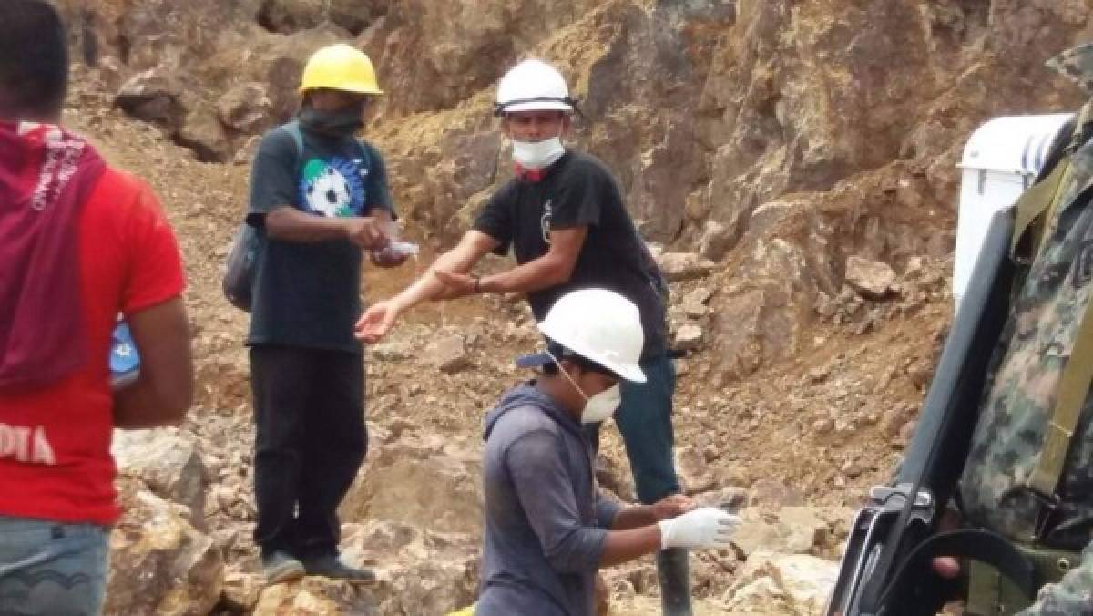 Rescatan los dos cadáveres de obreros soterrados en mina Cuculmeca