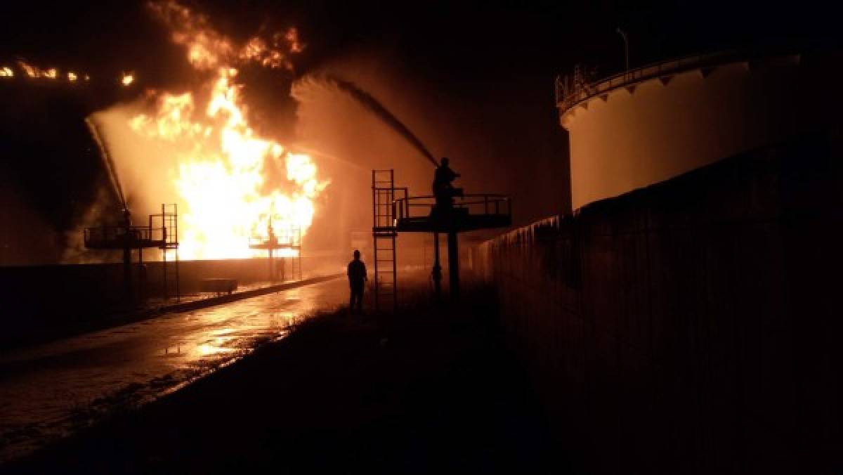 Peligro en Trípoli por fuego en depósitos de combustible