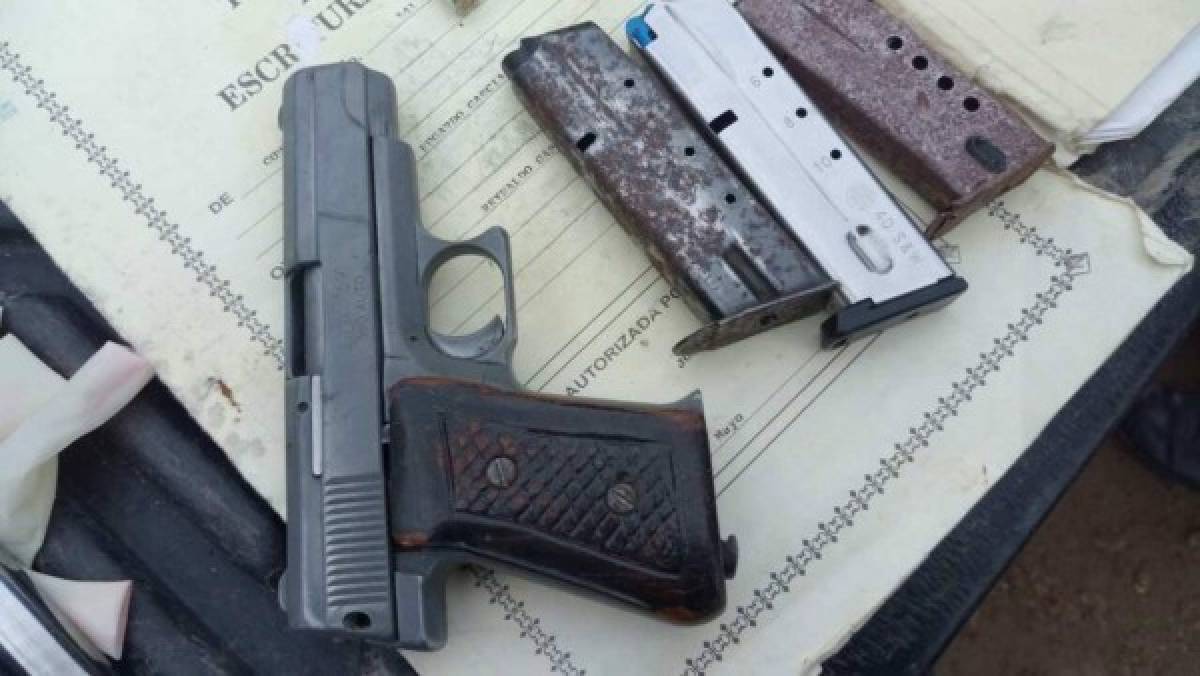 Estas son las pistolas decomisadas por la policía en las viviendas allanadas.