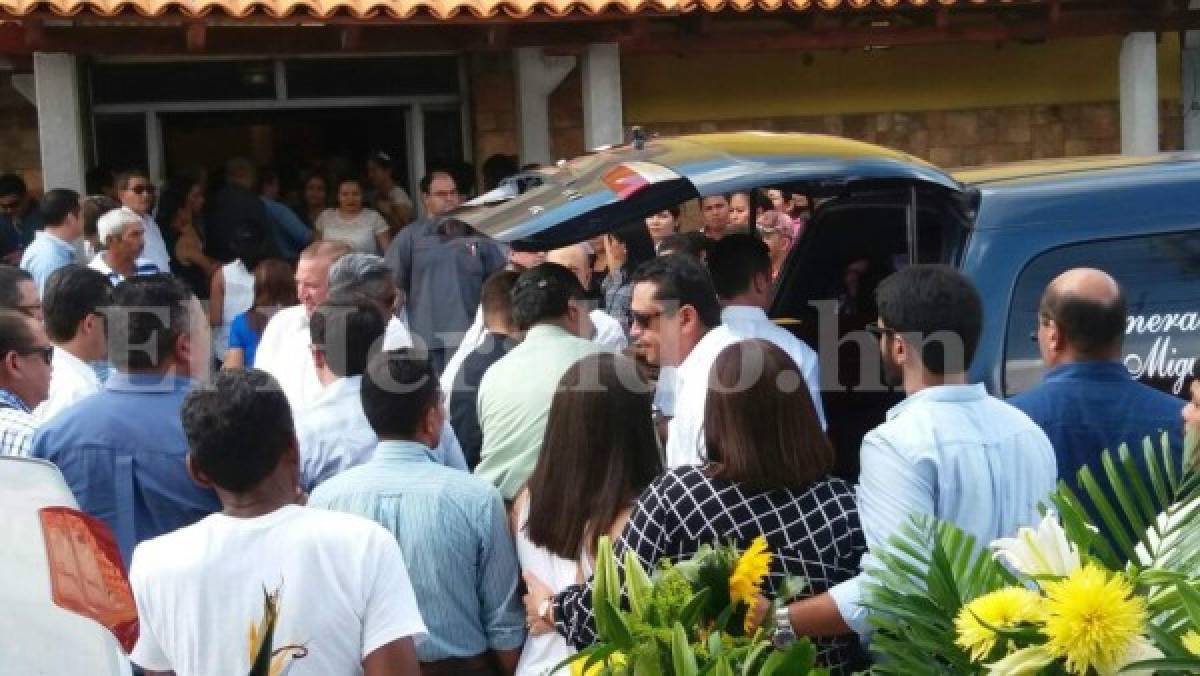 Entre aplausos y rosas entierran al empresario Emilio Williams en Choluteca