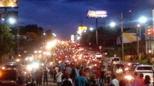 Marcha de antorchas contra saqueadores de IHSS