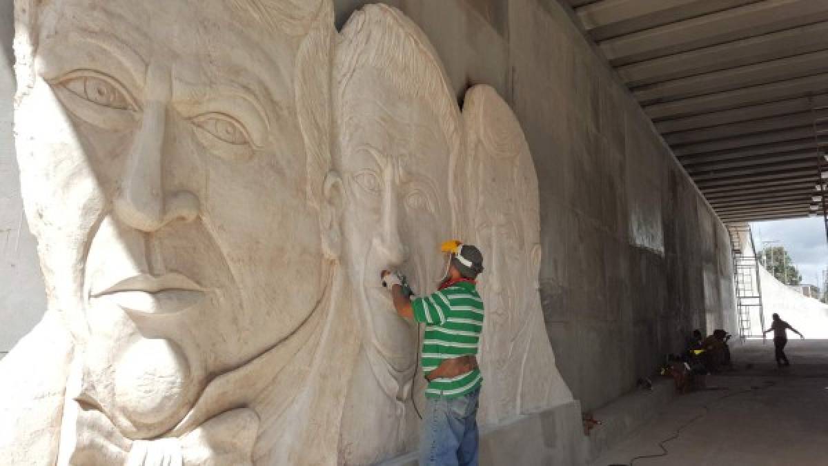 Desde hace un año el escultor Jesús Zelaya trabaja en la obra.