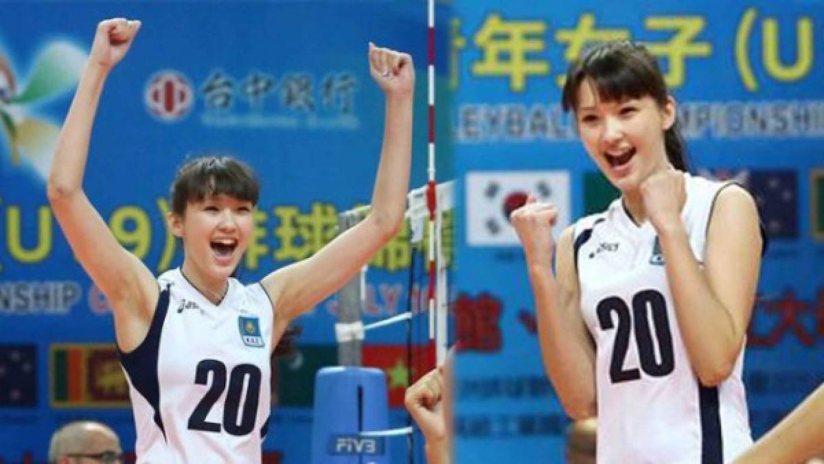 La joven demasiado hermosa que juega voleibol