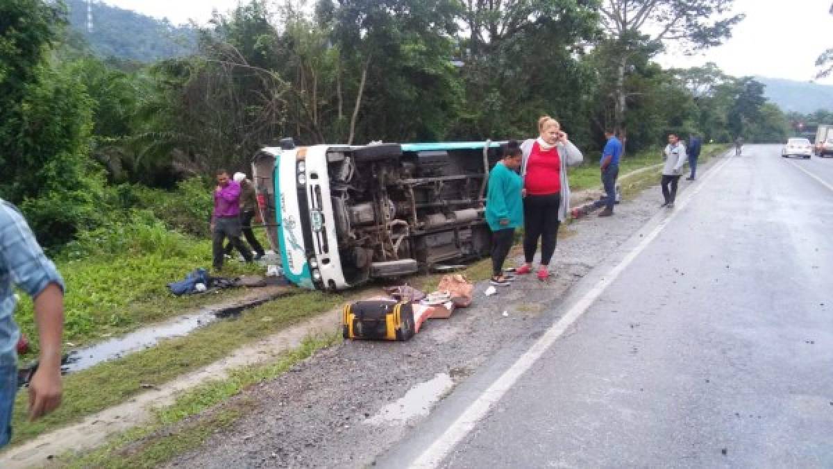 Seis personas resultan heridas tras volcarse un bus en la carretera que conduce a Tela