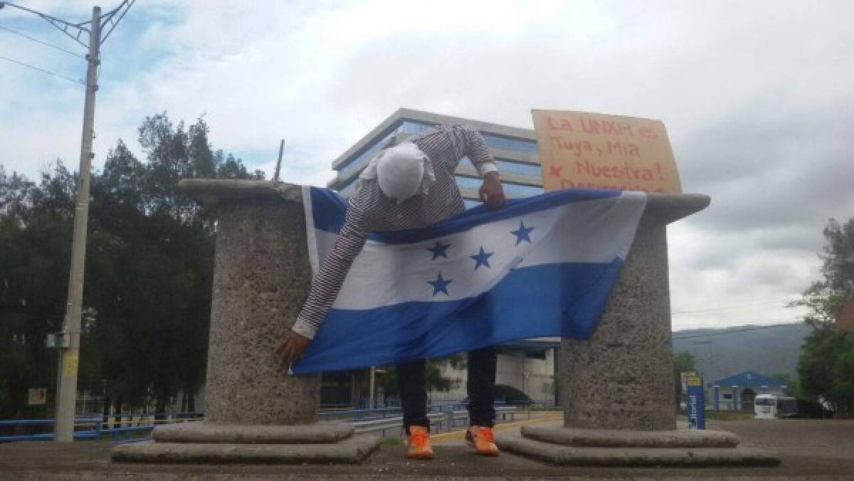 Autoridades entregan la UNAH a estudiantes que realizan toma