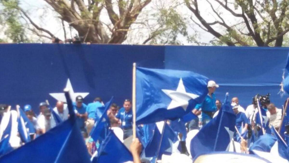 Presidente de Honduras Juan Orlando Hernández sufre pequeño accidente durante concentración política