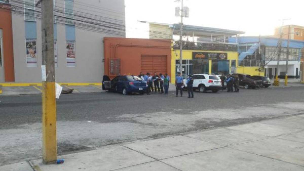 Personal Forense realiza el levantamiento de los cadáveres de las víctimas de masacre en el barrio Suyapa de San Pedro Sula.