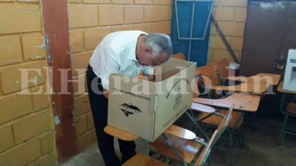 Mauricio Oliva olvida su identidad al ir a votar en Choluteca