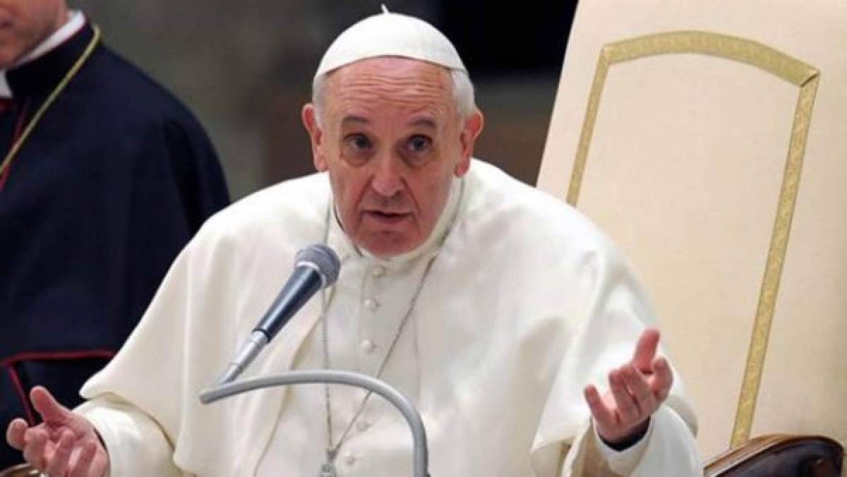 Papa acusa a traficantes de armas de 'estar detrás' de atentados de Bruselas