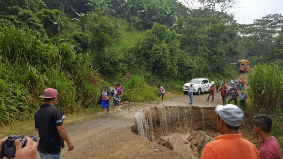 Incomunicados los vecinos de Trojes, El Paraíso, por daños en carreteras