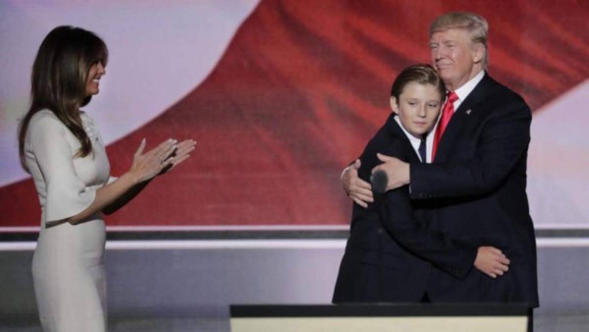 El hijo de Donald Trump peleó con el sueño durante discurso de su padre