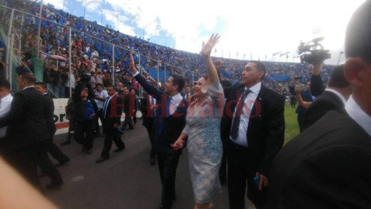 Ana García de Hernández deslumbra con elegante vestido durante toma de posesión