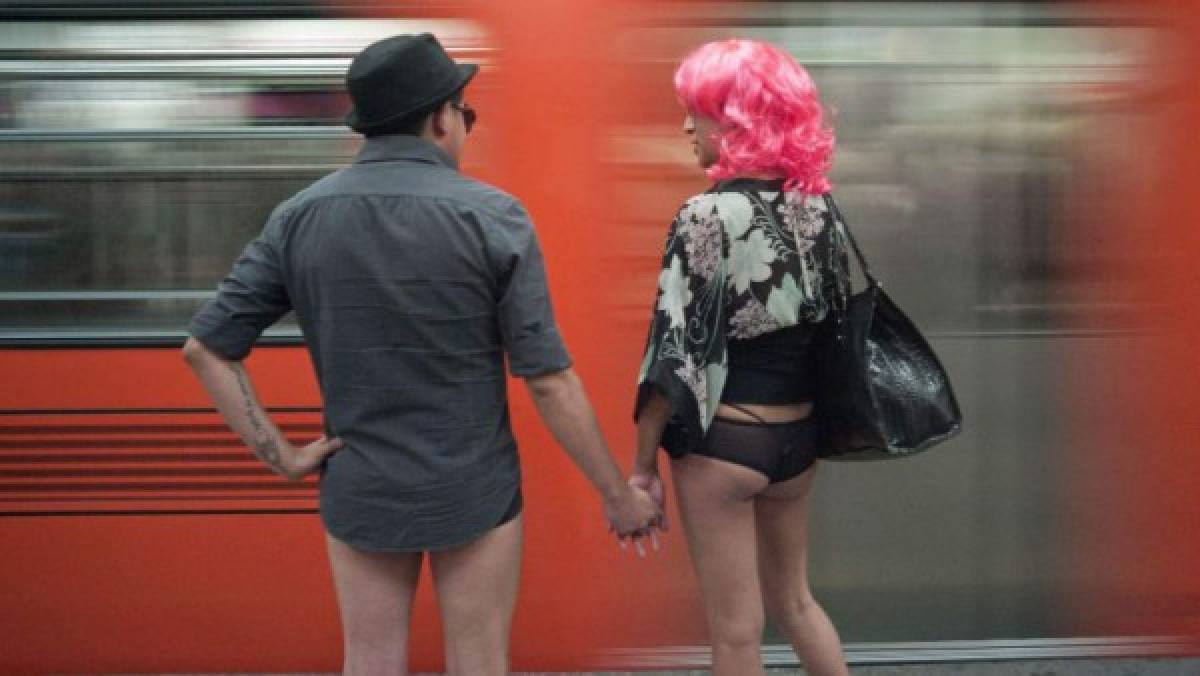 Mexicanos se pasean en ropa interior por el metro para lograr un nuevo récord