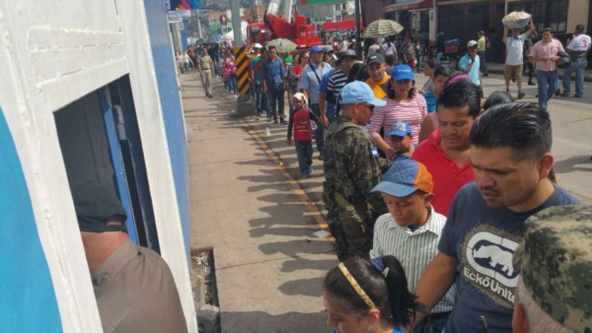 Desfile en homenaje a Francisco Morazán en el Día del Soldado