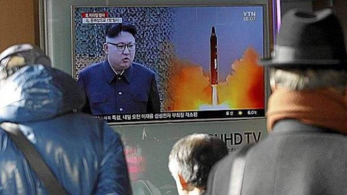Trump y Abe hablan sobre lanzamiento de misiles norcoreanos   