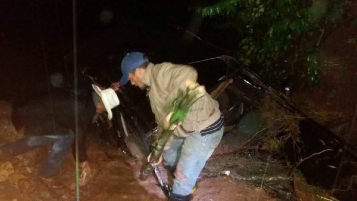 Tres personas muertas al ser arrastradas en vehículo por una quebrada en La Unión, Lempira   