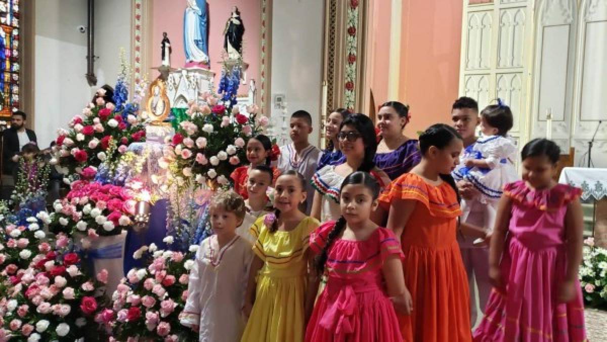 Jubilosos hondureños reciben a la Virgen de Suyapa en Boston  