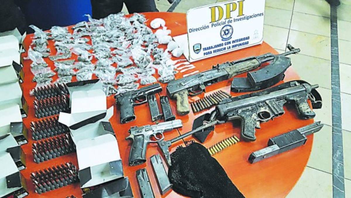 En hielera llevaba 3,280 municiones de AK-47