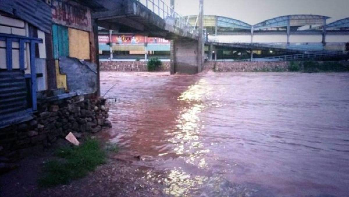 Capital de Honduras en alerta por desbordamiento de río Choluteca