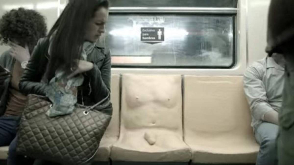 Instalan silla con un objeto en forma de pene en el metro de Ciudad de México para generar consciencia
