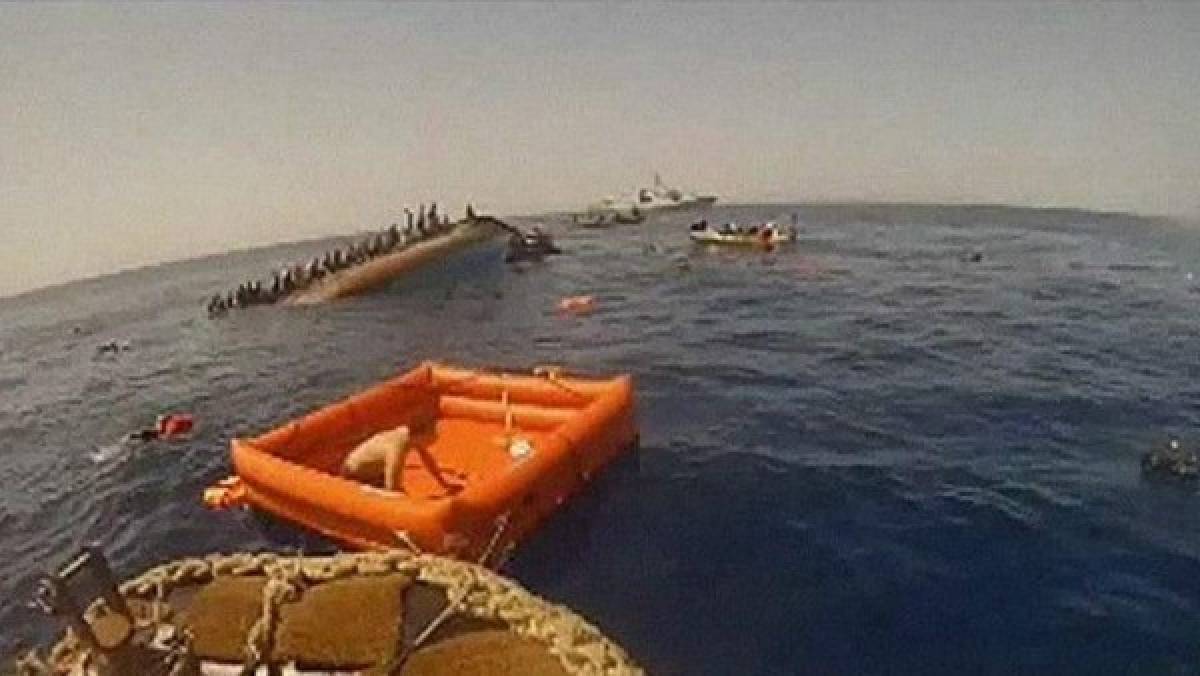 Dramático: Filman rescate de inmigrantes en bote que se está hundiendo