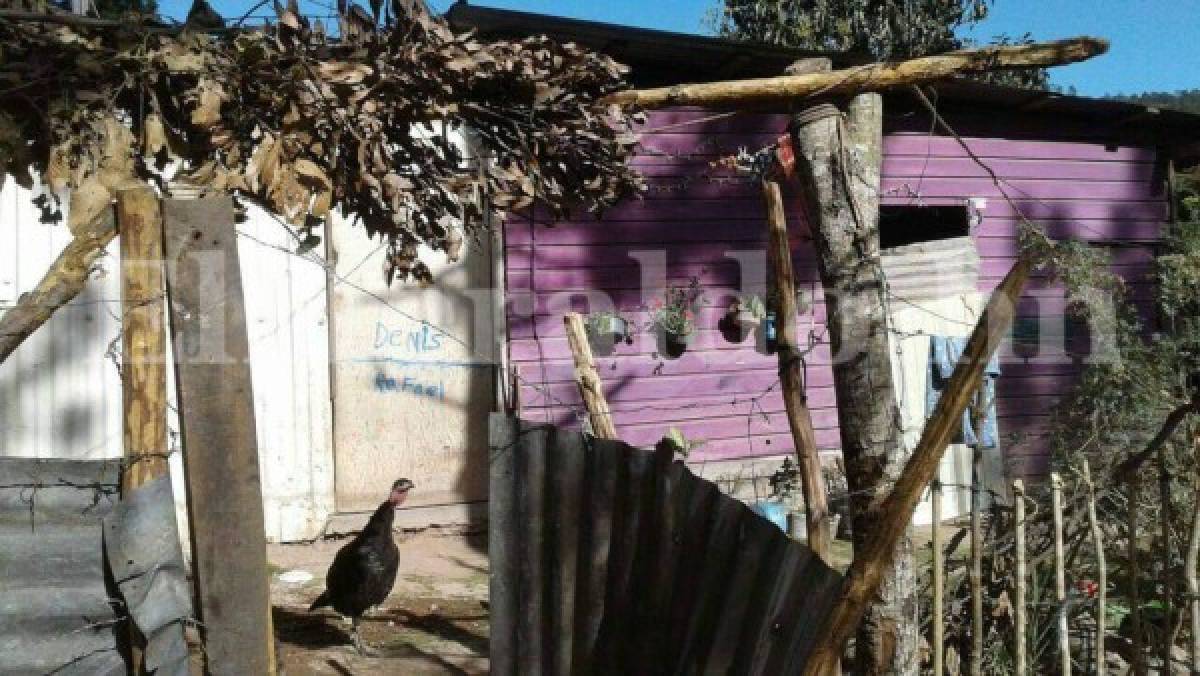 En esta humilde vivienda en la colonia Mirador de Oriente se perpetró la masacre de cuatro personas, donde el lunes en horas de la noche unos encapuchados irrumpieron la vela de Iván Ramírez, quien fue asesinado el pasado domingo en la misma casa, mientras dormía.