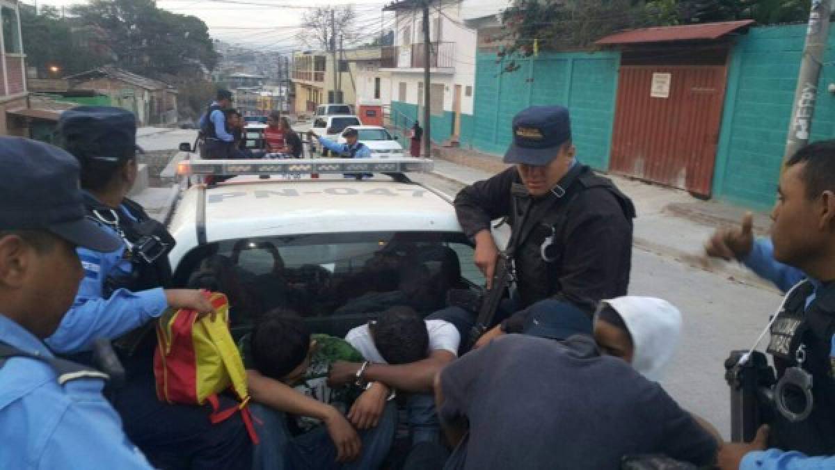 Capturan supuestos pandilleros, decomisan drogas y armas tras operativos en tres ciudades de Honduras