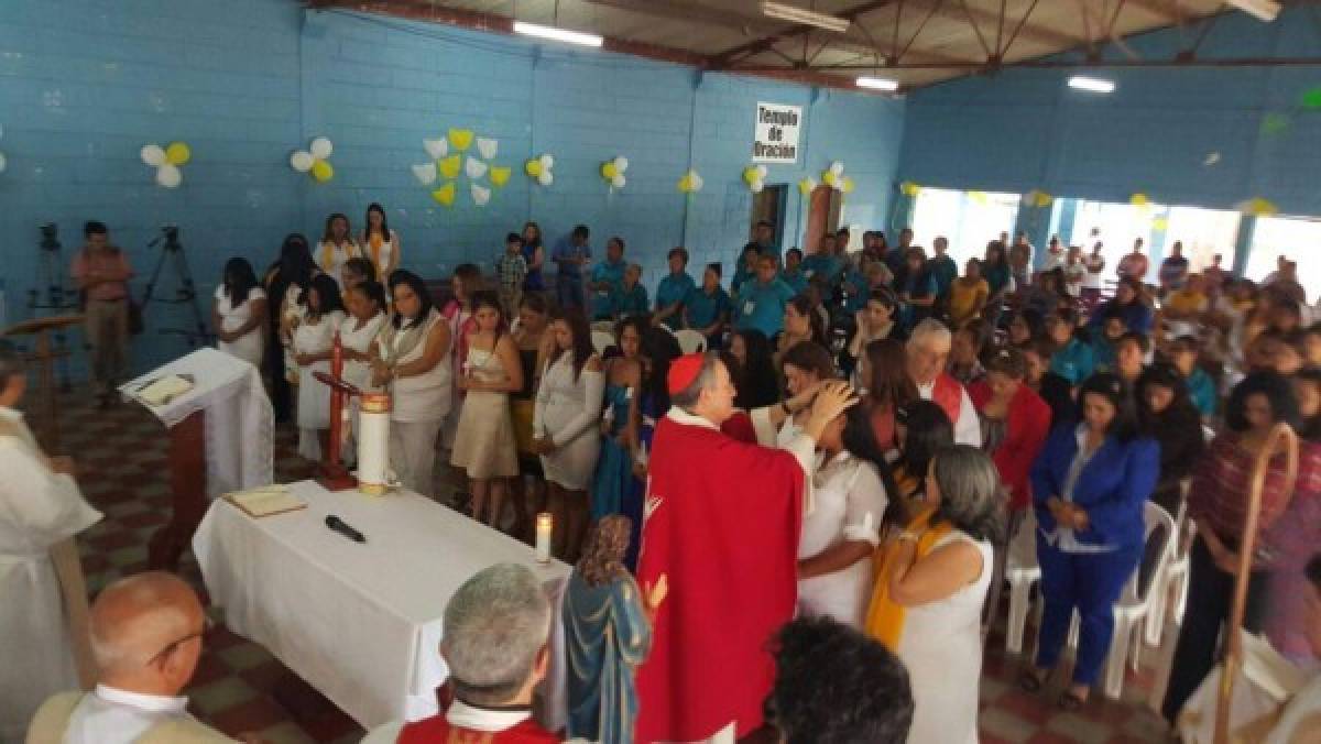 'La Palillona' asiste a misa realizada en la cárcel de mujeres de Honduras
