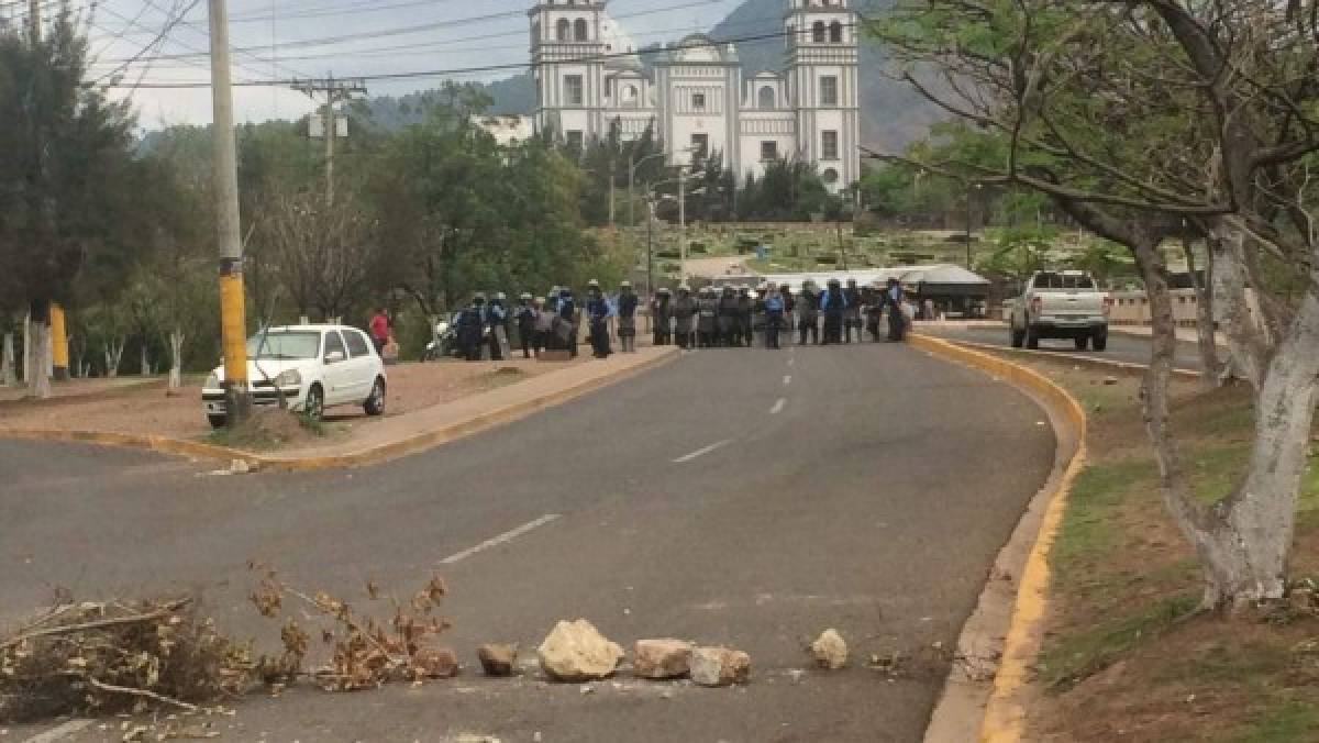 Miembros del MEU protestan frente a UNAH tras dilatarse elección de nueva Junta Universitaria