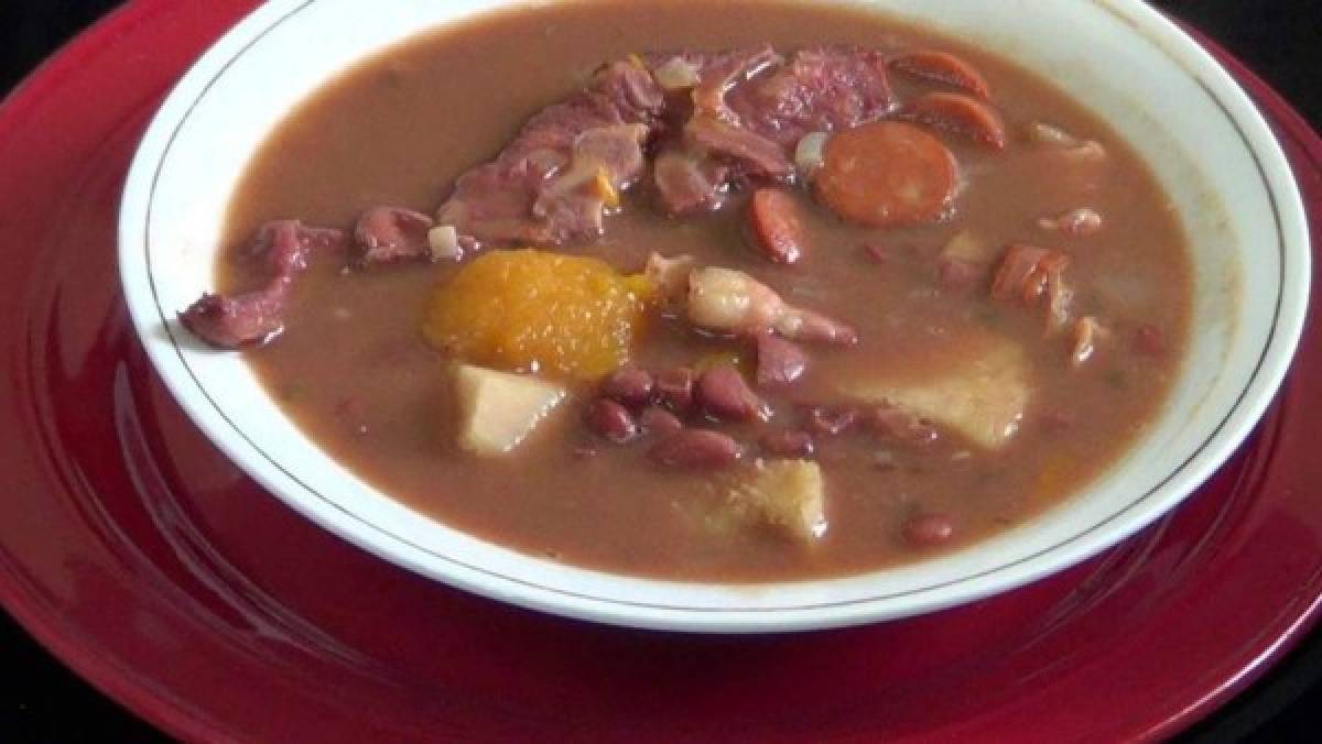 Aprenda cómo preparar una rica sopa de frijoles con costilla de cerdo