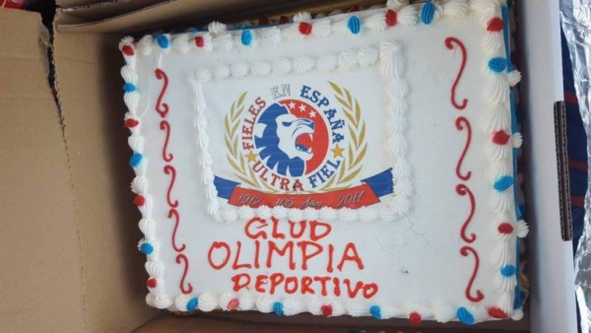 Barristas hondureños festejan aniversario de Olimpia en España