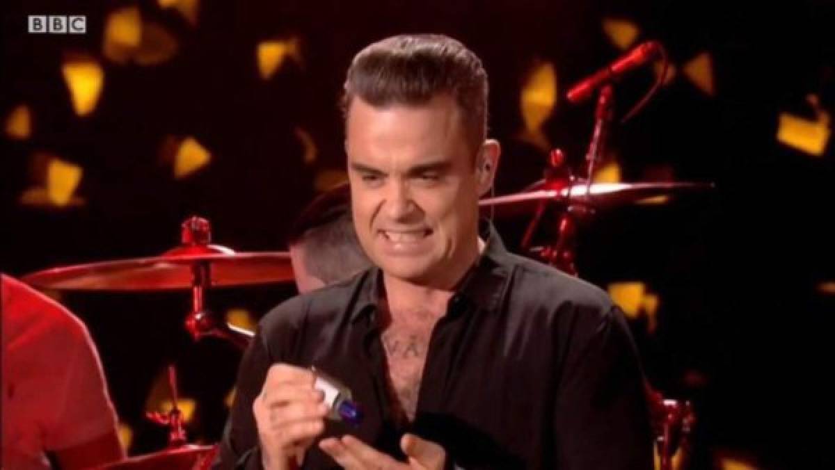 Robbie Williams respondió con ironía a críticas por lavarse las manos tras tocar a seguidores