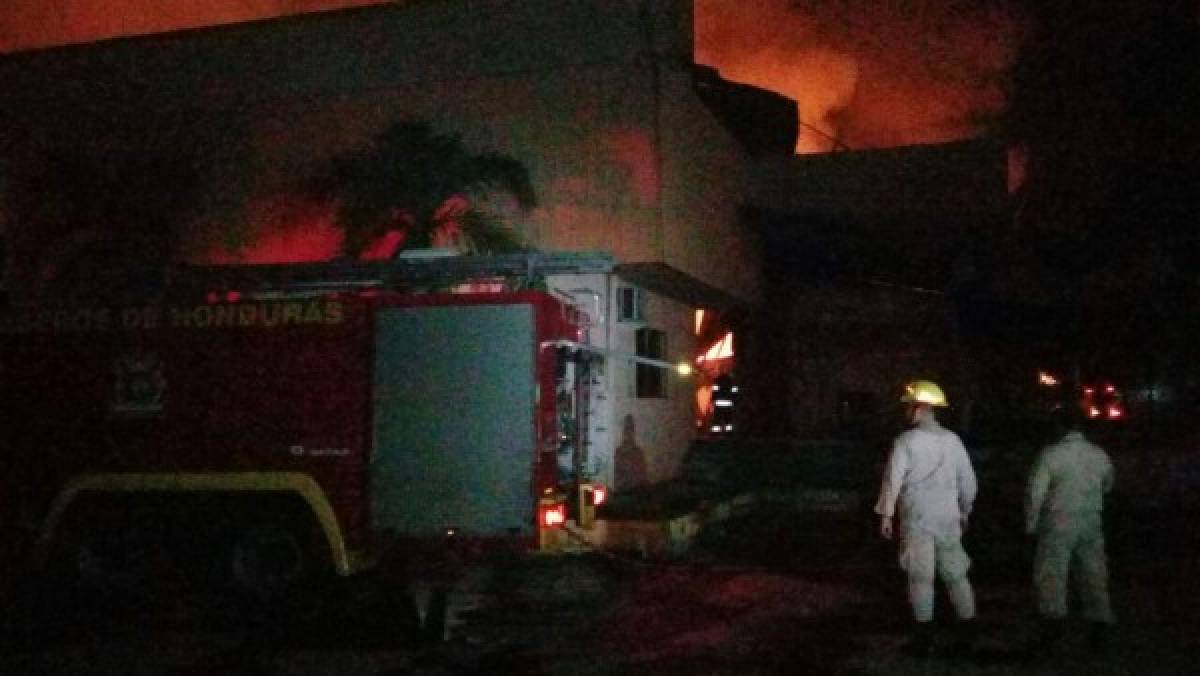 Voraz incendio acaba con una maquila en Choloma, Cortés