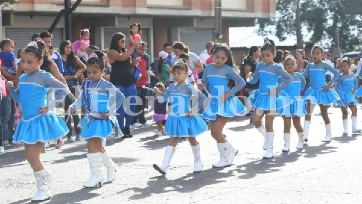 Desfiles: Estudiantes de primaria llenan de civismo la capital de Honduras