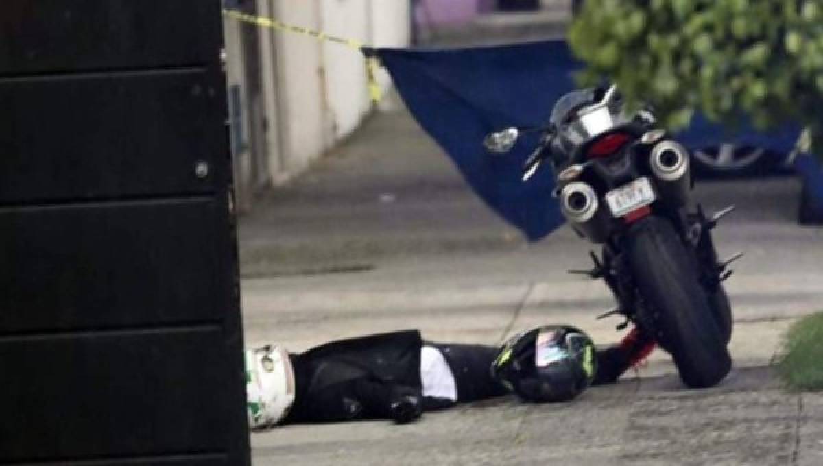 El cantante recibió varios impactos de bala y quedó tirado al lado de su motocicleta. Foto infobae
