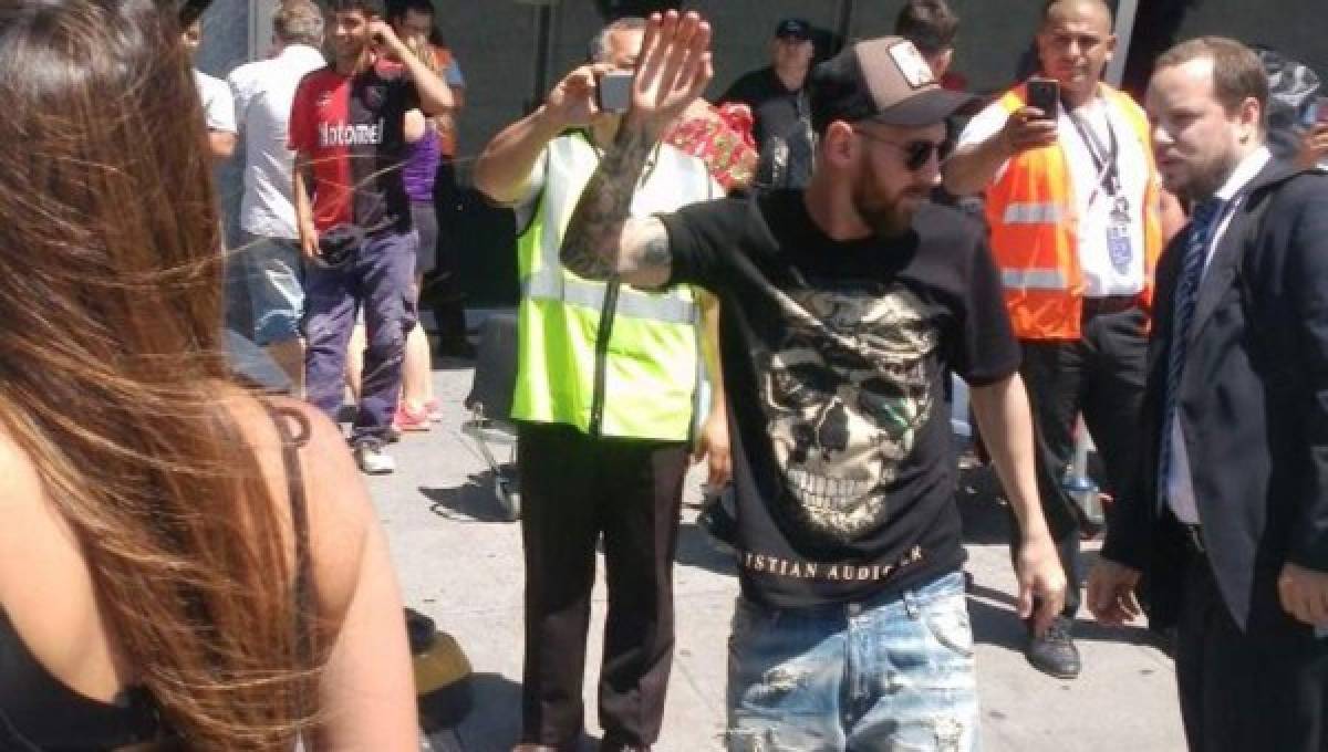 Messi llegó a su natal Rosario en Argentina y lo recibieron con aplausos