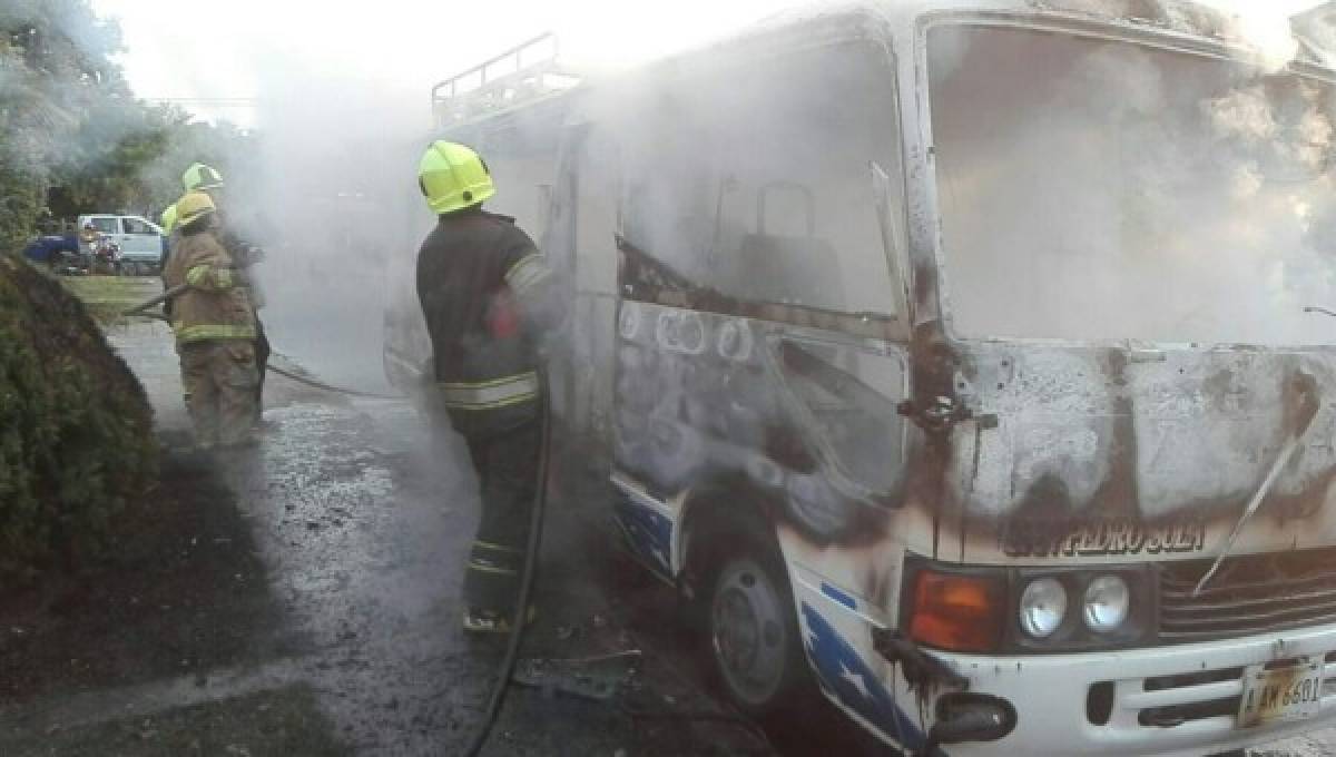 Incendian bus rapidito en el barrio Barandillas de San Pedro Sula, zona norte de Honduras