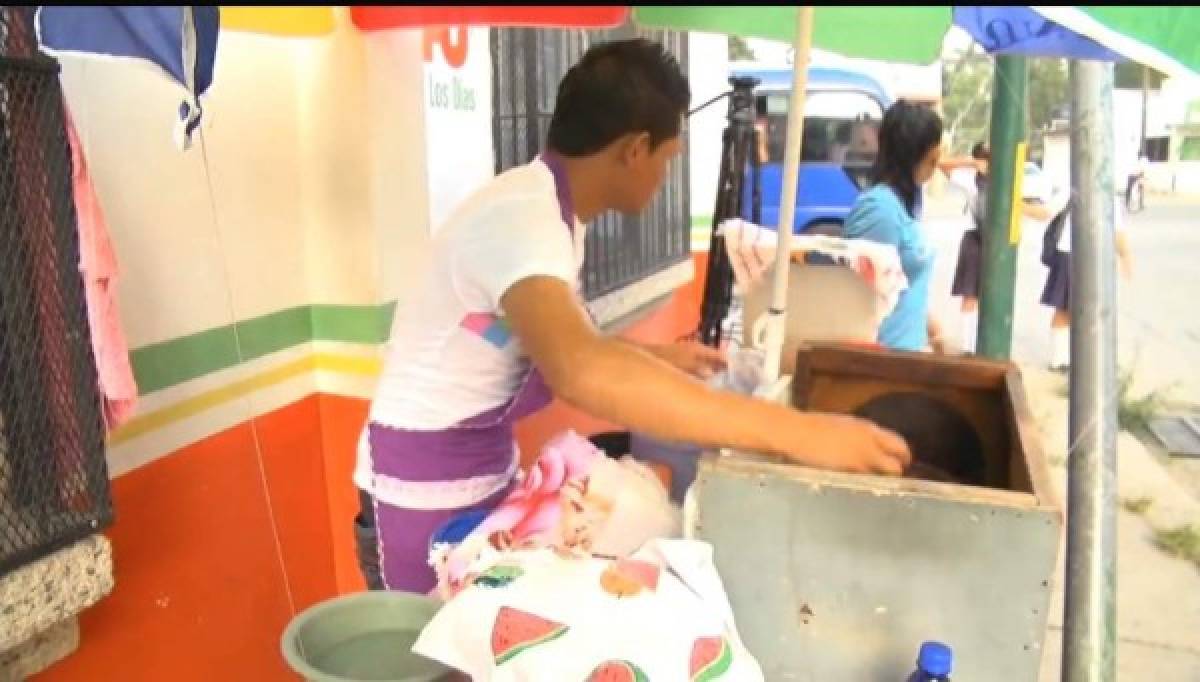 Comayagua: Joven vende baleadas para sacar adelante a su familia