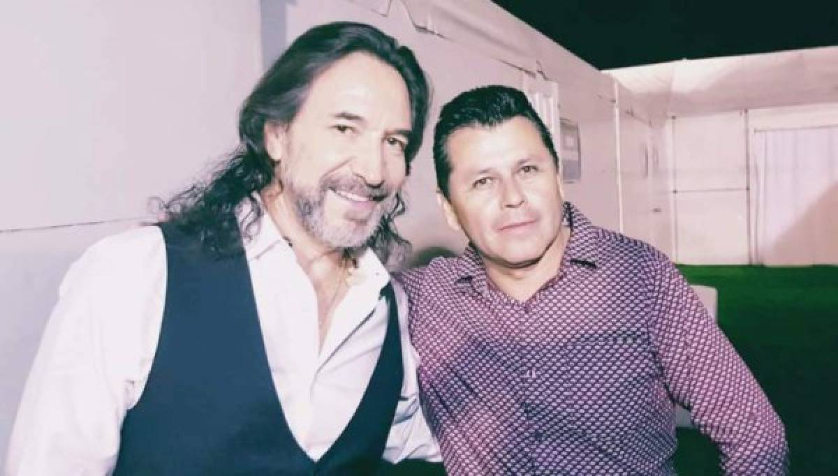 Con Marco Antonio Solís “El Buki” en un concierto en San Pedro Sula. Foto: Alejandro Amador/ EL HERALDO