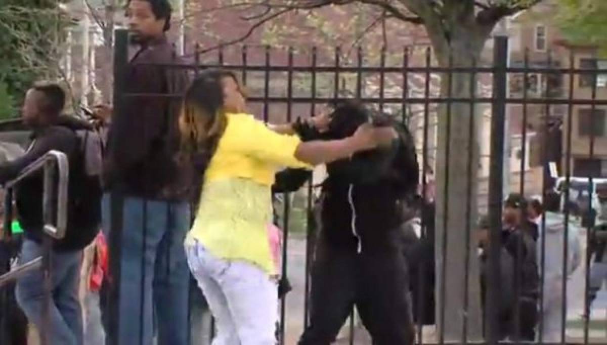 Madre abofetea a su hijo por participar en protestas de Baltimore