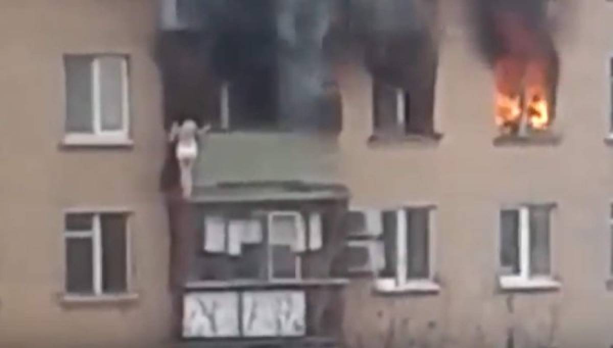 Video: Mujer salta desde un octavo piso para evitar un incendio