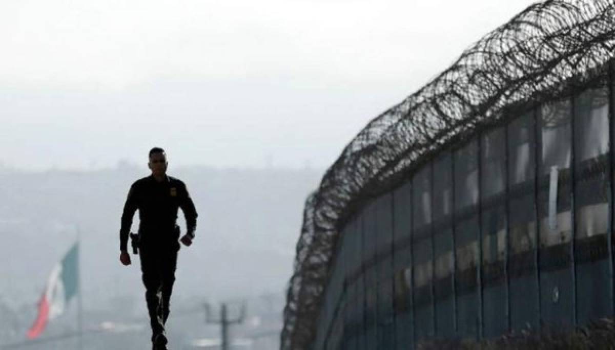 EEUU: Muro fronterizo aliviará 'crisis de inmigración”  