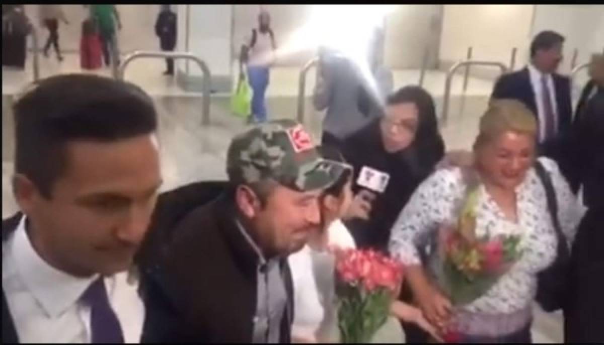 Video: La quinceañera Rubí es asediada por la prensa al llegar a la ciudad de México